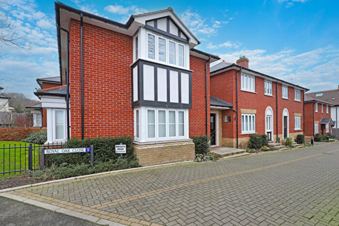 2 Bedroom Apartment For Sale In Royal Oak Close, Loughton, Essex, IG10