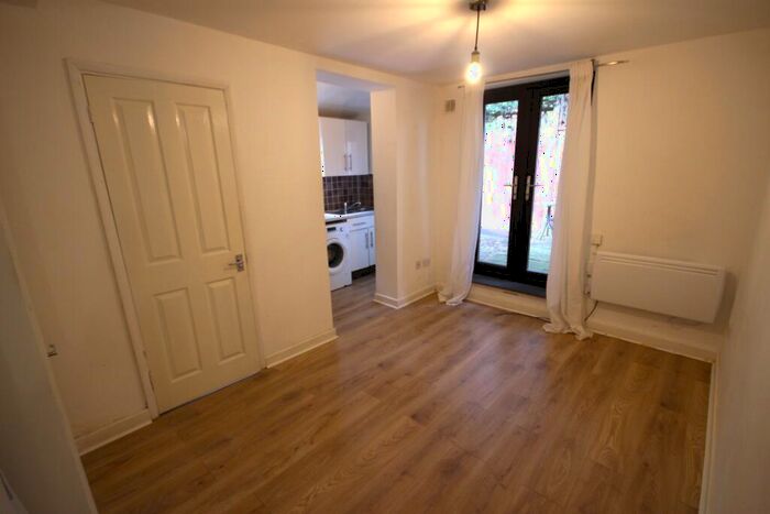 1 Bedroom Flat To Rent In Victoria Street, St. Albans, Hertfordshire, AL1
