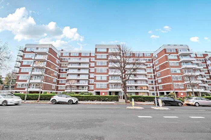 2 Bedroom Flat For Sale In Mayflower Lodge, Finchley, N3
