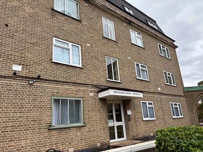 3 Bedroom Flat For Sale In Stonegrove, Edgware, HA8