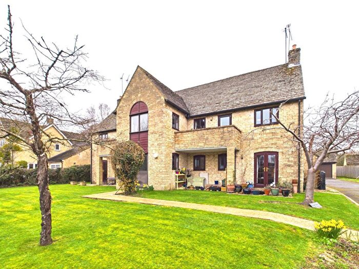 2 Bedroom Flat For Sale In Milton Road, Shipton-Under-Wychwood, OX7