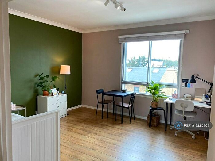 1 Bedroom Flat To Rent In Albert Road, Kingston Upon Thames, KT1