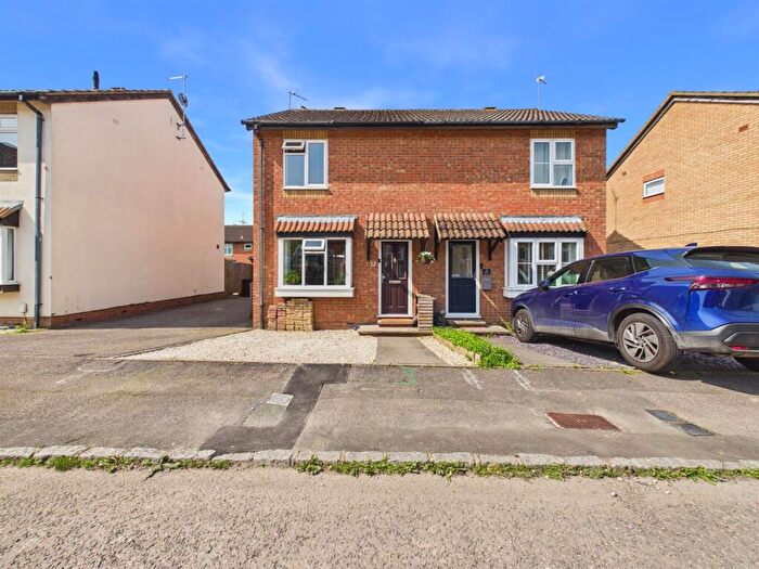 2 Bedroom Semi-Detached House For Sale In Ravensbourne Road, Hawkslade, Aylesbury, HP21