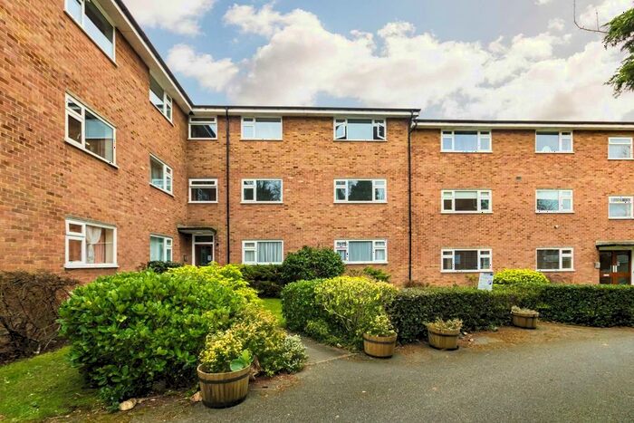 2 Bedroom Flat To Rent In Lovelace Gardens, Surbiton, KT6