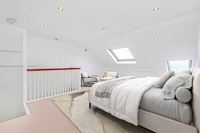 5 Bedroom Property For Sale In Pemberton Road, East Molesey, KT8