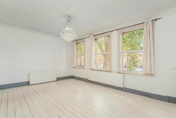 2 Bedroom Flat To Rent In Rosendale Road, SE24