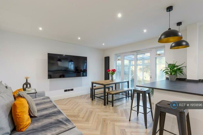 2 Bedroom Bungalow To Rent In Trafalgar Road, Portslade, Brighton, BN41