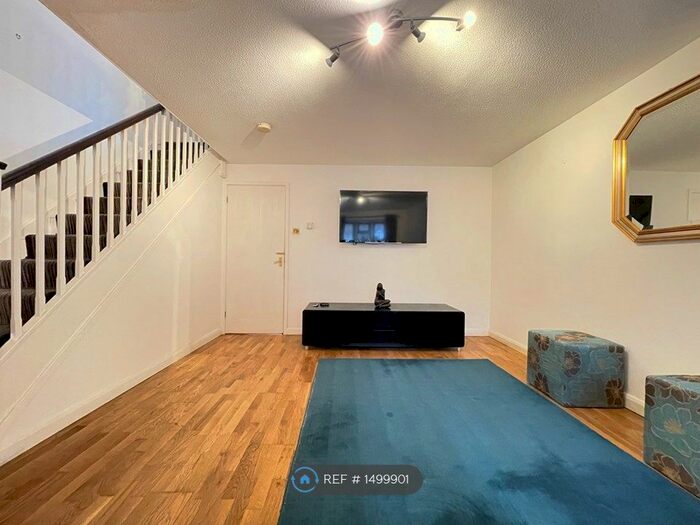 3 Bedroom Semi-Detached House To Rent In Culloden Close, London, SE16