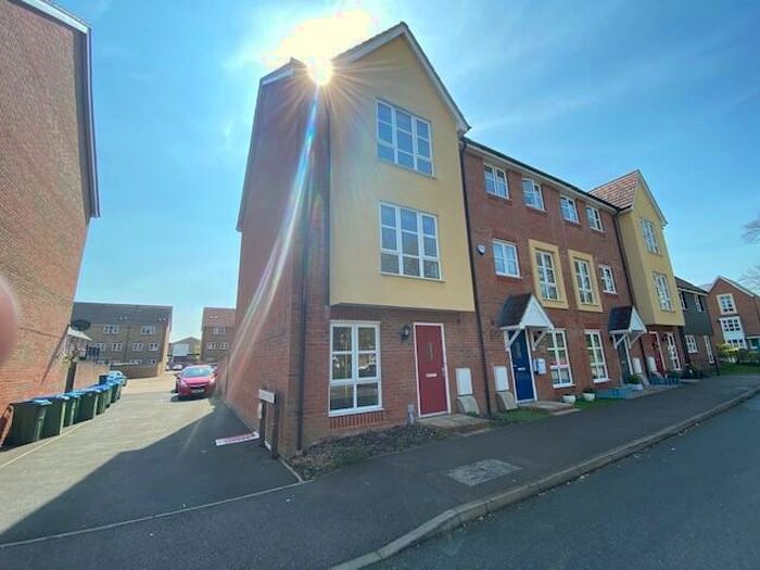4 Bedroom Town House To Rent In Loosley Green, Aylesbury, HP21