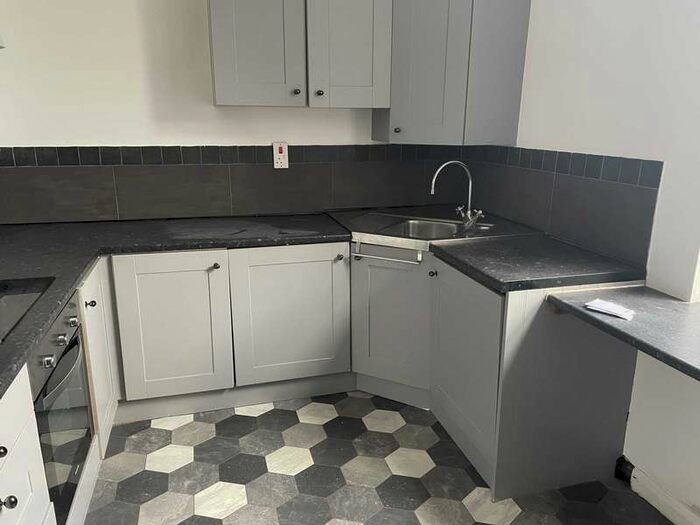 3 Bedroom Flat To Rent In Cinder Bank, Netherton, DY2