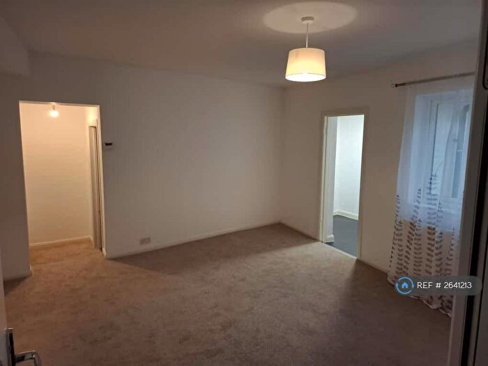 2 Bedroom Flat To Rent In Church Passage, Barnet, EN5