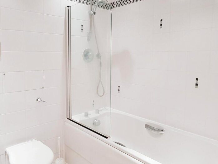 1 Bedroom Flat To Rent In Bowman Lane, Leeds, West Yorkshire, LS10