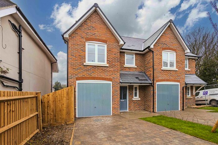 3 Bedroom Semi-Detached House To Rent In Sunnyhill Road, Hemel Hempstead, Hertfordshire, HP1