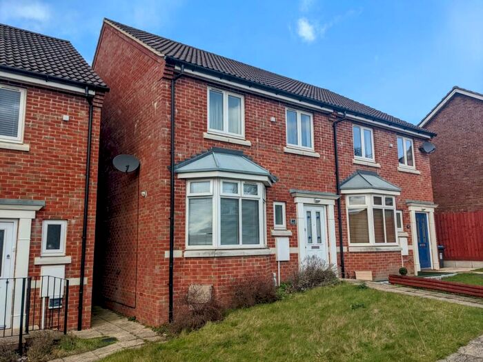 3 Bedroom Semi-Detached House To Rent In Barnacres Road, Hemel Hempstead, Hertfordshire, HP3