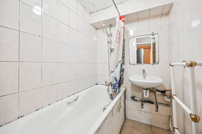 2 Bedroom Flat For Sale In Tanners End Lane, London, Edmonton, London, N18