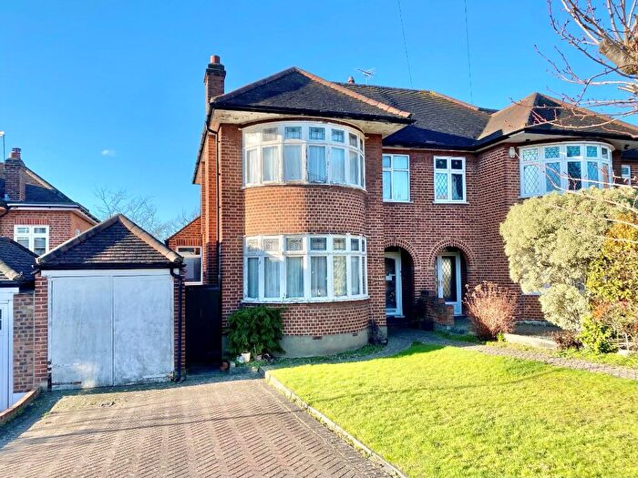 3 Bedroom Semi Detached House For Sale In Oak Close, Southgate, N14