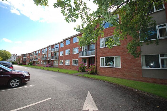 2 Bedroom Flat To Rent In The Oaks, Warwick Place, Leamington Spa, CV32