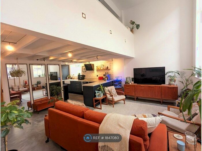 2 Bedroom Flat To Rent In Gatton Road, London, SW17