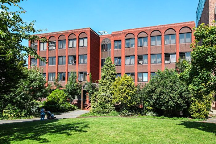 1 Bedroom Flat For Sale In Shenley Road, Borehamwood, WD6