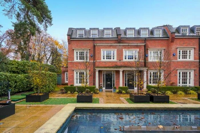 4 Bedroom Town House To Rent In Warrenhurst Gardens, Weybridge, Surrey, KT13