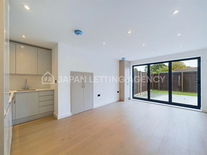 3 Bedroom Flat To Rent In Norman Way, London, W3