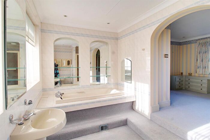4 Bedroom Detached House For Sale In Brookmans Avenue, Brookmans Park, Hatfield, AL9