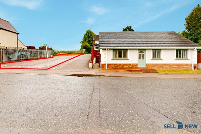 2 Bedroom Detached House For Sale In **Large Plot To Side Included In Sale** Woodside Road, Luton, Bedfordshire, LU1