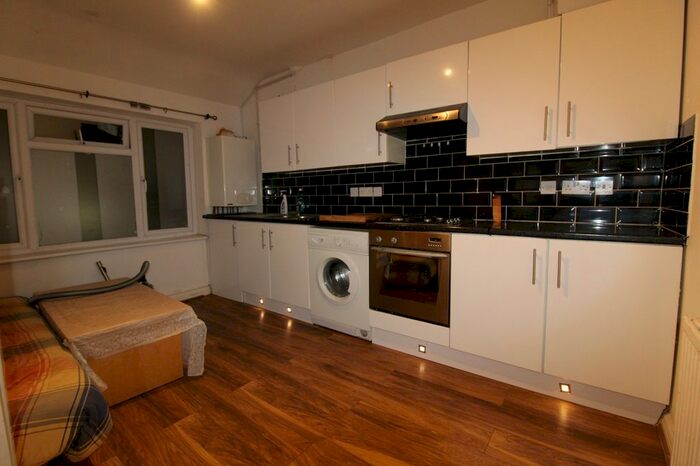 2 Bedroom Flat To Rent In Benhurst Avenue, Hornchurch, Essex, RM12