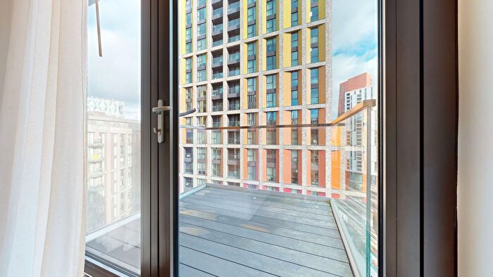 3 Bedroom Flat To Rent In Charles Clowes Walk, Nine Elms, SW11
