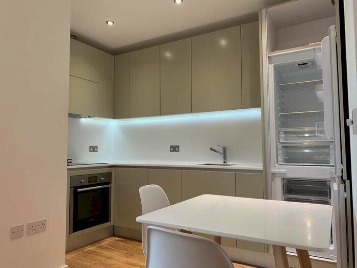 1 Bedroom Flat To Rent In Windmill Road, He, TW16