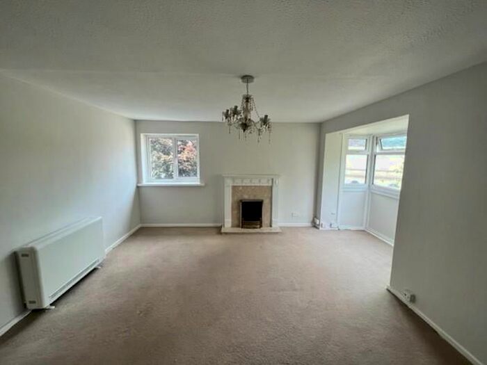 3 Bedroom Flat To Rent In Wycliffe Gardens, Shipley, BD18