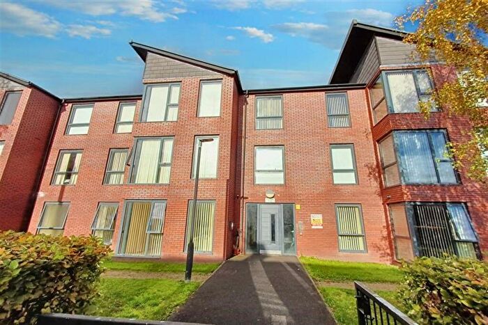 2 Bedroom Flat To Rent In Bedroom Property In Baguley Street, Droylsden, M43