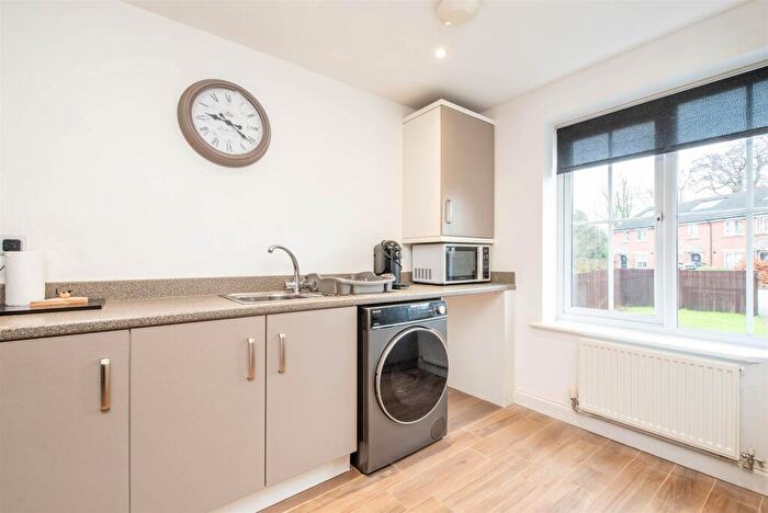 3 Bedroom End Of Terrace House For Sale In Whinfell Close, Leyland, PR25 - Photo 7