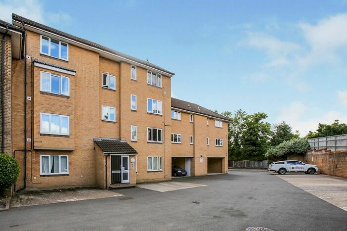 Studio To Rent In Westmoreland Drive, Sutton, Surrey, SM2