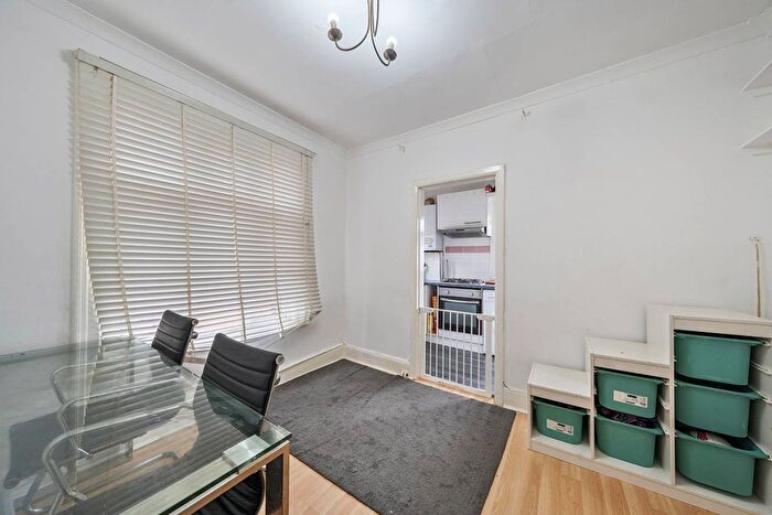 2 Bedroom Flat For Sale In Kingston Road, Raynes Park, London, SW20
