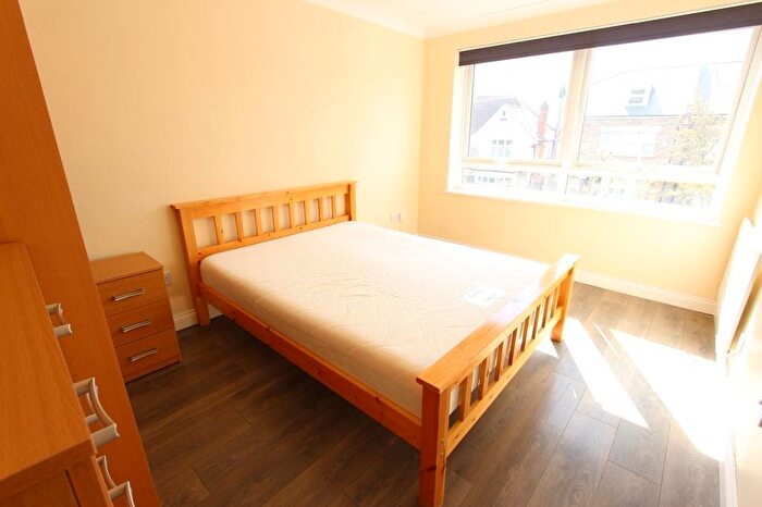 2 Bedroom Flat To Rent In Friern Park, London, N12