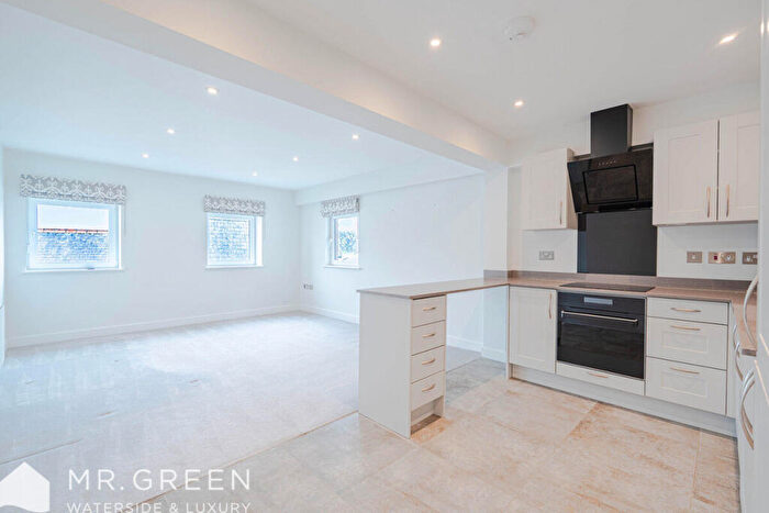 2 Bedroom Apartment For Sale In Wick Lane, Christchurch, BH23