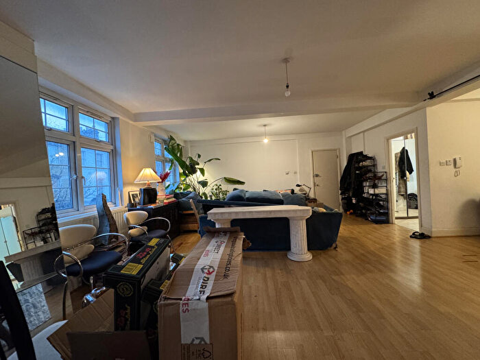 4 Bedroom Flat To Rent In Stoke Newington Road, London, N16