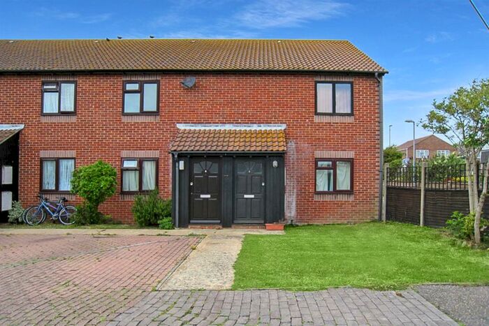 1 Bedroom Flat To Rent In Bedroom First Floor Flat In Bracklesham Bay, PO20