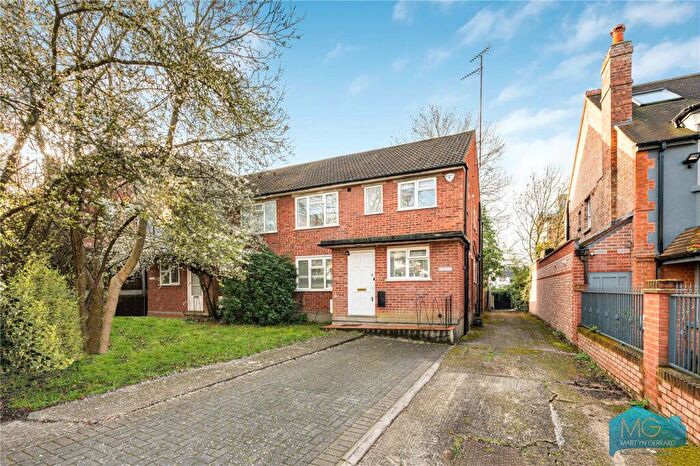 2 Bedroom Maisonette For Sale In Deansbrook, Windsor Road, London, N3