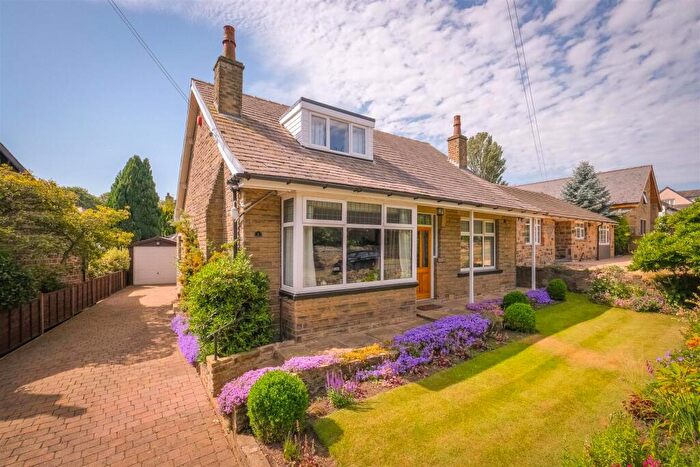 3 Bedroom Detached House For Sale In Lyndhurst Avenue, Brighouse, HD6