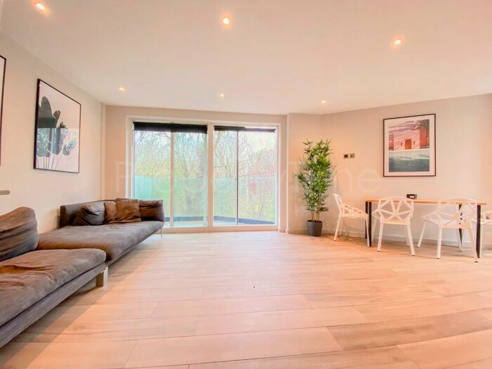 3 Bedroom Flat To Rent In Blythwood Road, Islington, N4