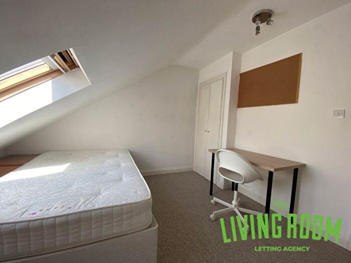 3 Bedroom Flat To Rent In Mundy Place, Cathays, Cardiff, CF24