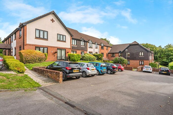 2 Bedroom Flat For Sale In Havant Road, Horndean, Waterlooville, Hampshire, PO8