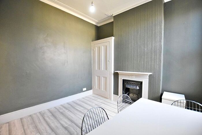 3 Bedroom Flat To Rent In Romford Road, Forest Gate, E7