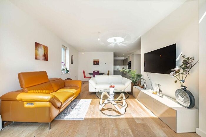 2 Bedroom Flat For Sale In Woodhouse Road, Finchley, N12