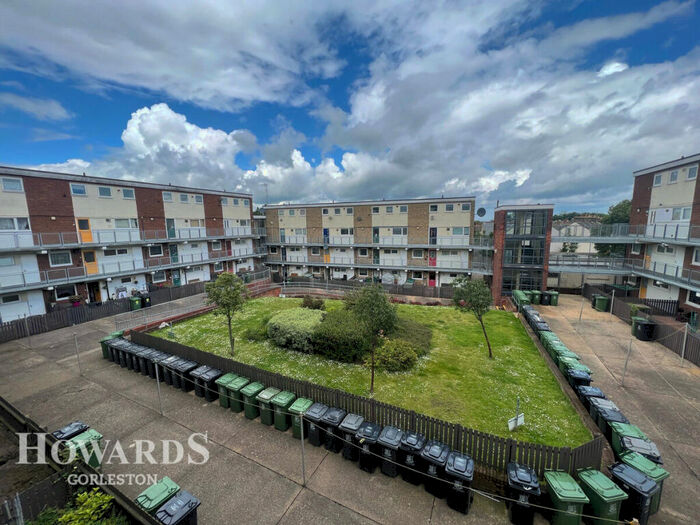 2 Bedroom Maisonette For Sale In Da Volls Court, Gorleston, NR31