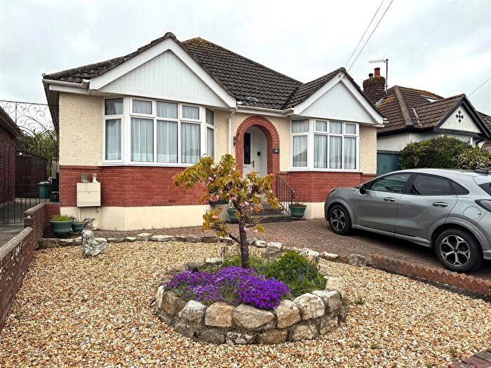 3 Bedroom Detached Bungalow For Sale In Haywards Avenue, Weymouth, DT3
