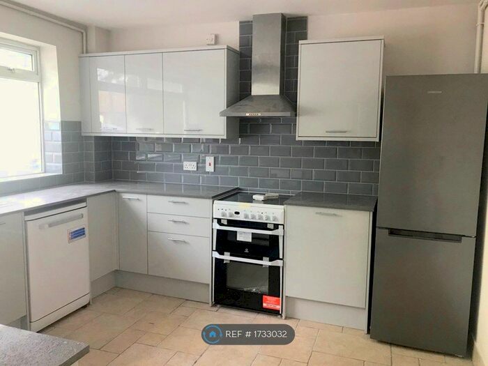 2 Bedroom Flat To Rent In Willow House, Wokingham, RG41