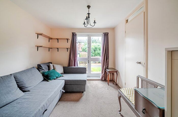 2 Bedroom Flat For Sale In Mayfield Road, London, W12